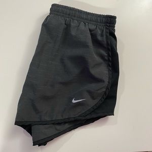 Youth L nike running shorts